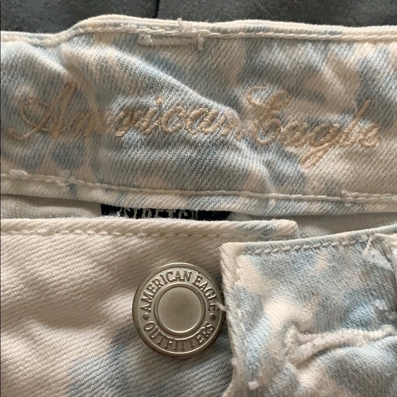 White shorts with blue floral patterns - Picture 2 of 4